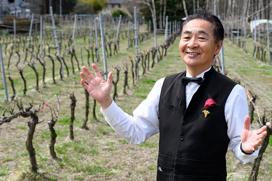 帝国ホテルや大使公邸などで40年以上ワインをサービスしてきたオーナーの小牧康伸さん。