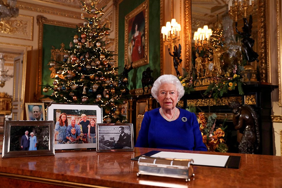 2019年クリスマスに「希望を抱き、前進を」とコメントした英国女王エリザベス2世。年明けて未曾有の危機に瀕するとは予想だにせず。©ロイター＝共同