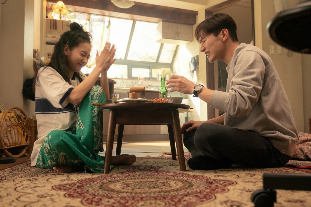 幸せを感じるふたりの食卓シーン ©2024 PLUS M ENTERTAINMENT AND SHOWBOX CORP.ALL RIGHTS RESERVED.