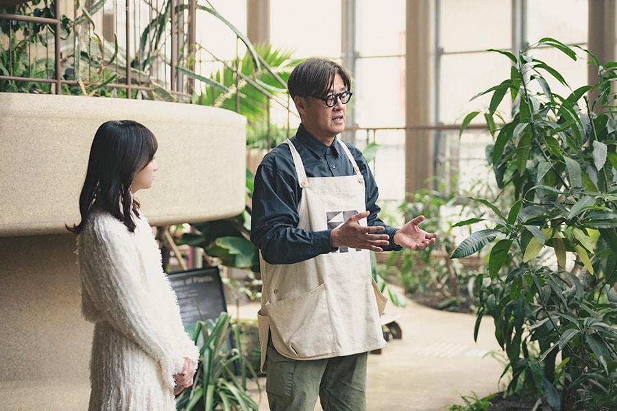 渋谷区ふれあい植物センターでの影山さん。