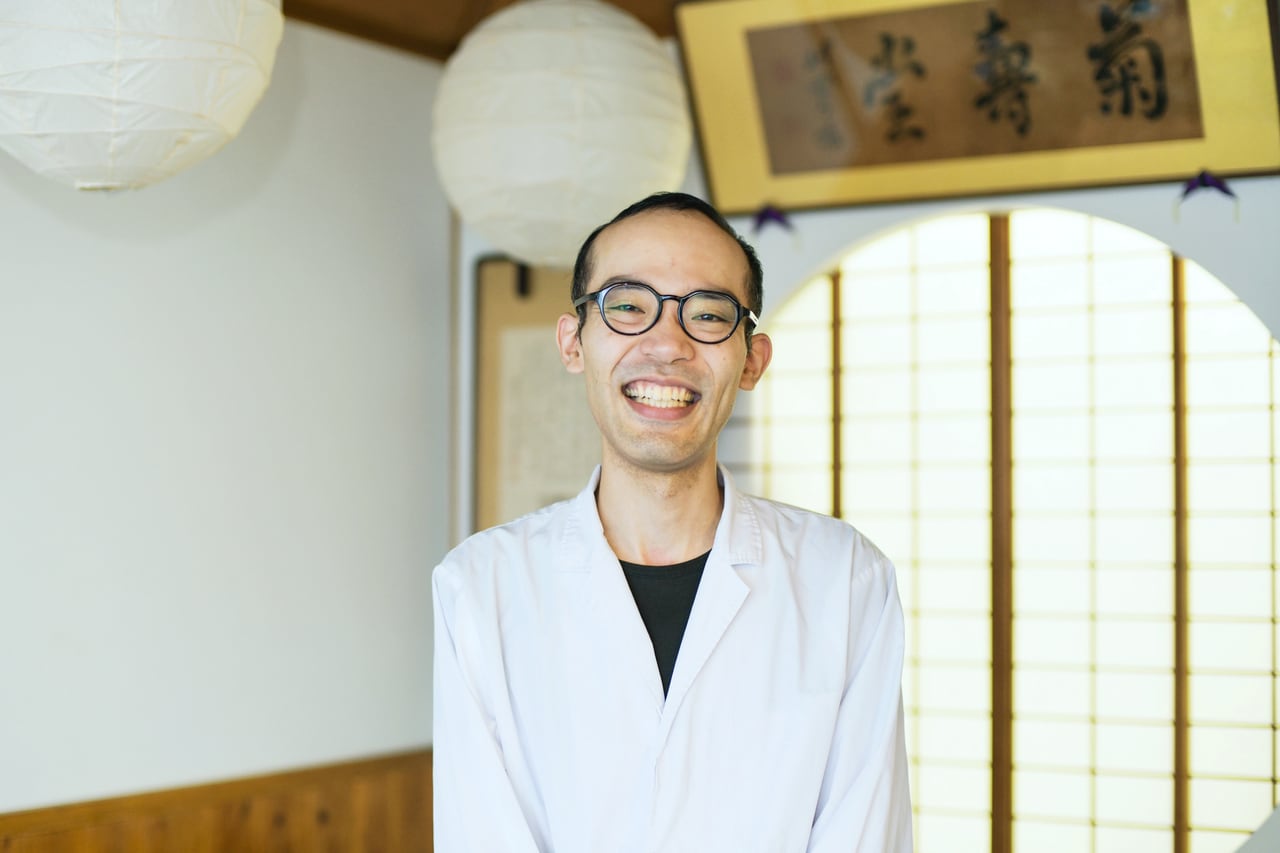 気さくな18代目店主の久保哲也さん。店を継ぐ前は百貨店に勤務していたそう。