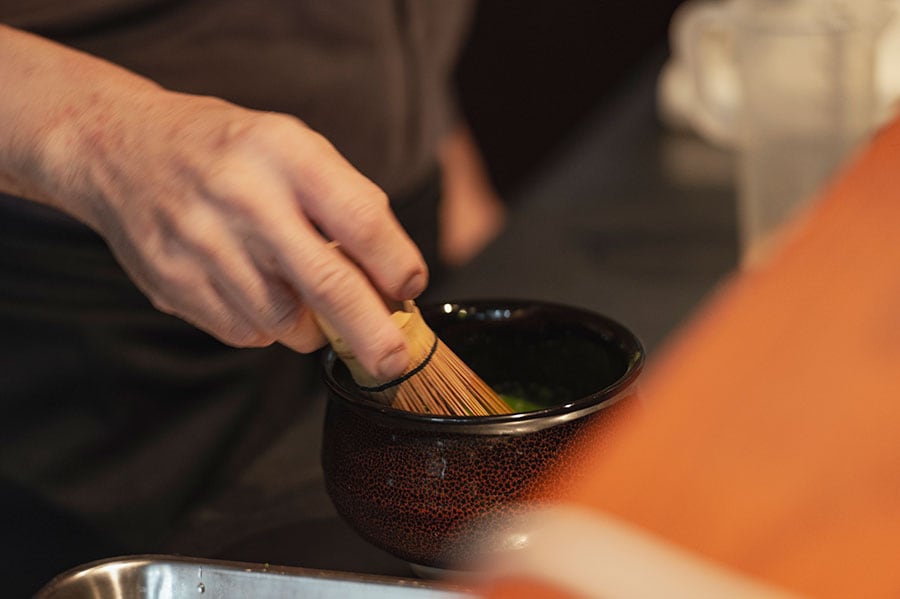 一杯ずつ抹茶碗と茶筅を使って点て、シロップと合わせる。