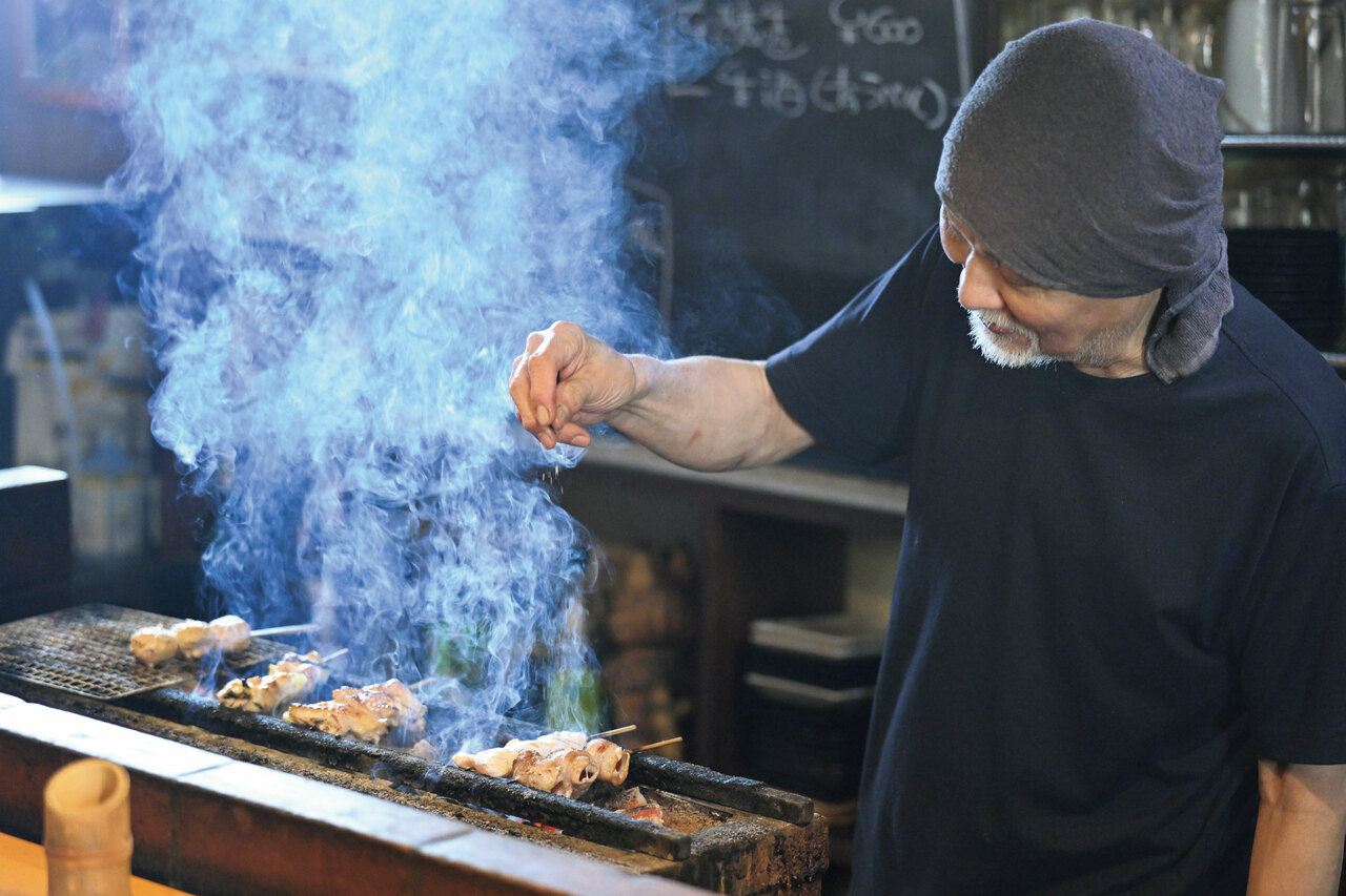店主の福嶋正治さんは元々もつ焼き屋だったお店を引継ぎ、1987年に焼鳥屋「金福」を創業。さまざまな焼鳥屋を食べ歩き、佐渡らしい焼鳥を独学で完成。