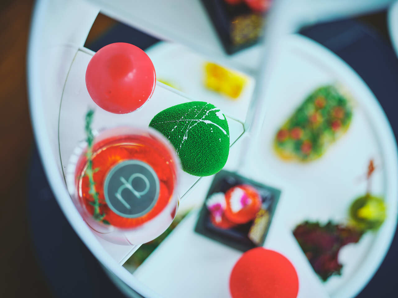 フラワーアレンジメントをストロベリームースで表現した「ルビーフラワー」など、スイーツのイメージ。フレッシュストロベリーの食べ比べができるひと品もあり。