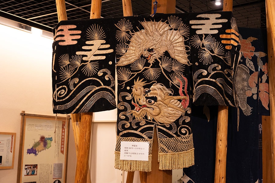 衣装も豪華絢爛。刺繍が施された衣装も展示されていて、中には一着30kgあるものも。