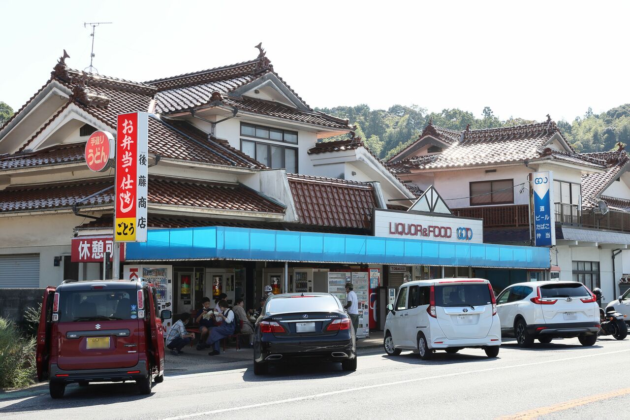 お店の前には他県ナンバーがずらり