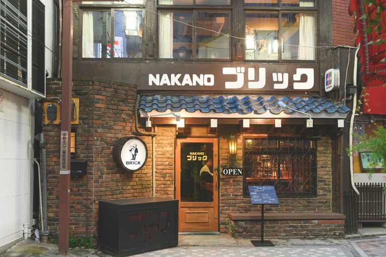 赤レンガのレトロな外観は、1964年開業当時の雰囲気をそのまま残す。