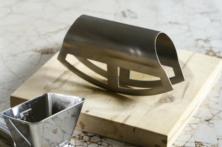 こちらがメッザルーナ。半月の両側に持ち手がついていることもあります。