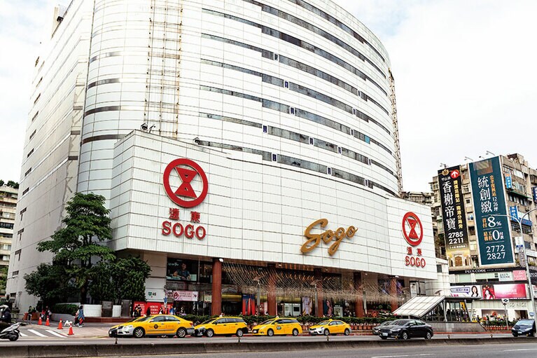 大通りにはデパートやブランドショップが、小道にはおしゃれなカフェやショップがひしめいている。