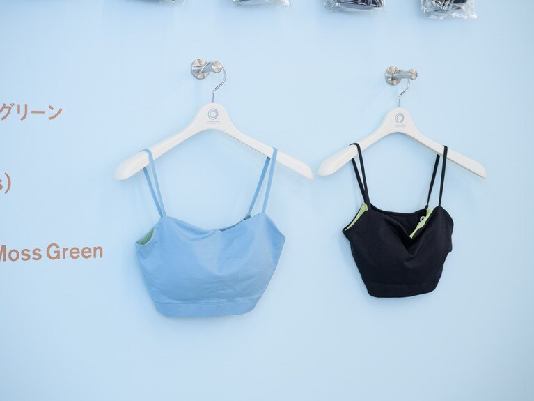 カップ一体型で快適さを追求。カップ部分に縫い目がなく、ストレスフリーに着用できる。