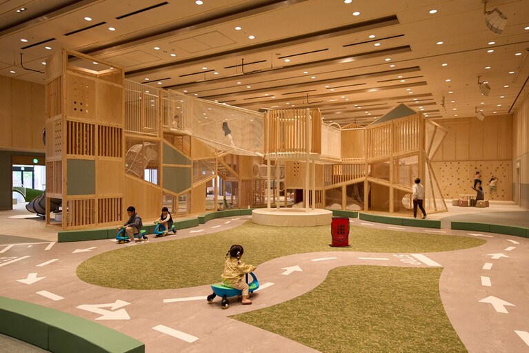 グランドメルキュール八ヶ岳リゾート＆スパには、アスレチックキッズパークや、ドリフト三輪車のサーキットなどを備えた、全天候型アクティビティ施設が。