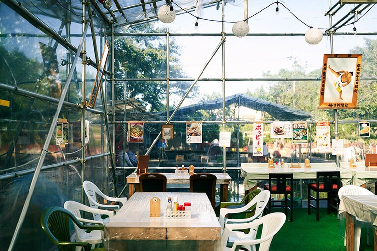 高い天井までスケルトンなので日の光がさんさんと降り注ぐ。＠武蔵野園 つり堀