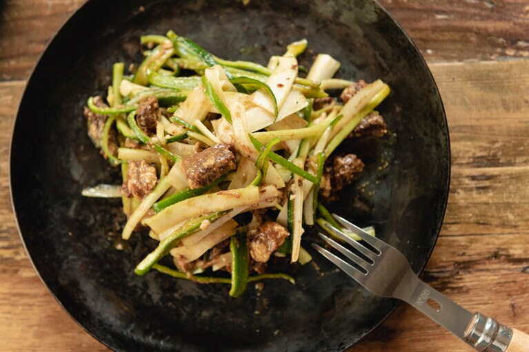 生のピーマンの苦味とセロリの香りがするサラダです。