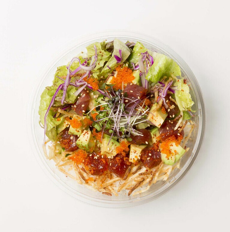 クラシックポケ 880円。マグロとアボカド、オニオン、赤キャベツ、スプラウトなどの野菜たっぷりのサラダと醤油ソースを合わせたポケボウル。