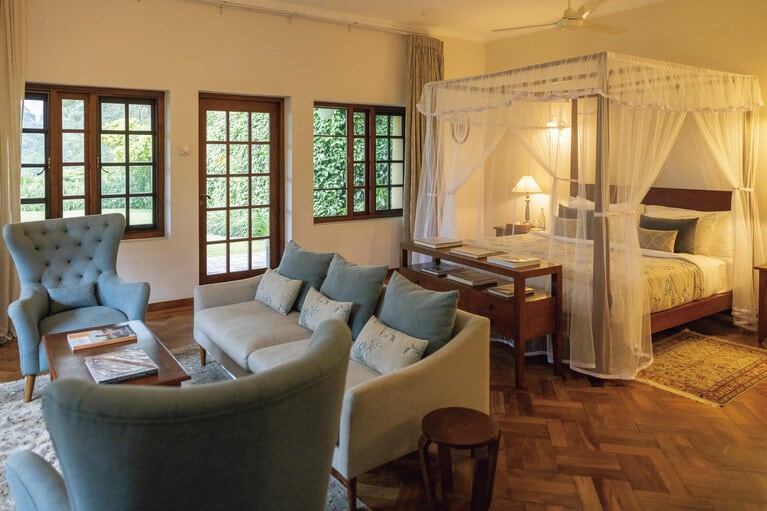 紅茶の旅の拠点にしたい「セイロン・ティー・トレイルズ」。植民地時代の茶園主の邸宅を改装した個性豊かな５つのバンガローから成る。各バンガローには趣が違う客室が5～6部屋あり、専属バトラーがつく。