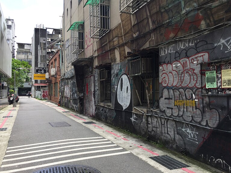 入り口のウォールアートは比較的暗めの色合い。