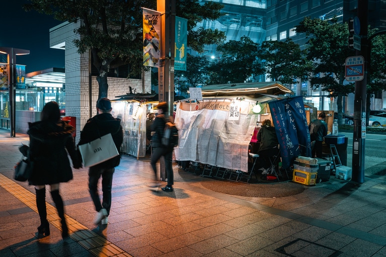 夜になると天神エリアに登場する屋台は、博多名物。気軽に楽しみたい。