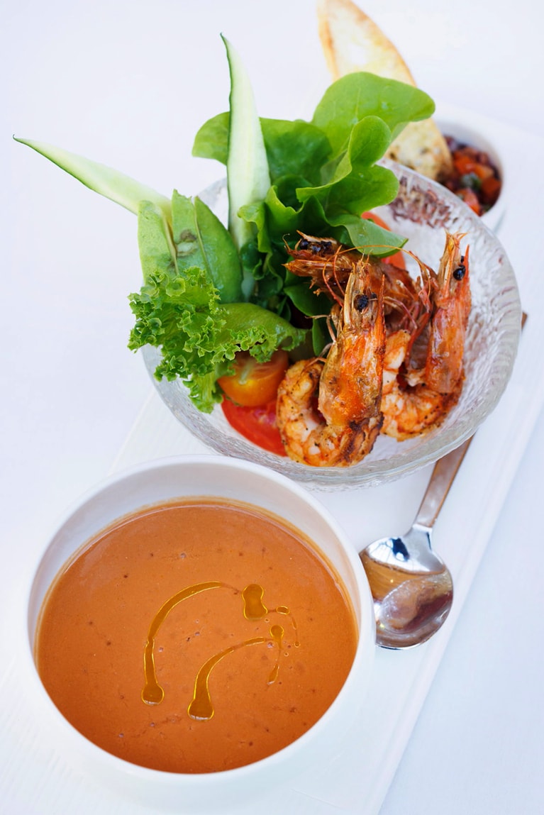 「センセイ・バイ・ノブ」の“センセイ・ファームのガスパチョ（海老トッピング）” 26ドル。