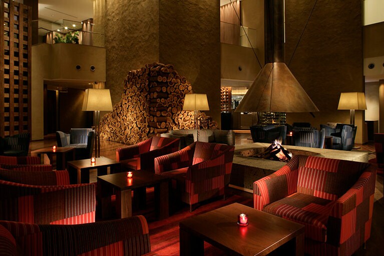 落ち着いた雰囲気のラウンジ「リビングルーム」。