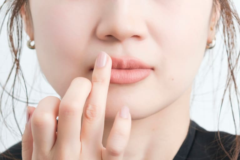 力の入りにくい薬指で、軽いタッチで輪郭をタッピング。“生マット”のフォギー感を活かすため、輪郭を薬指でぼかす。