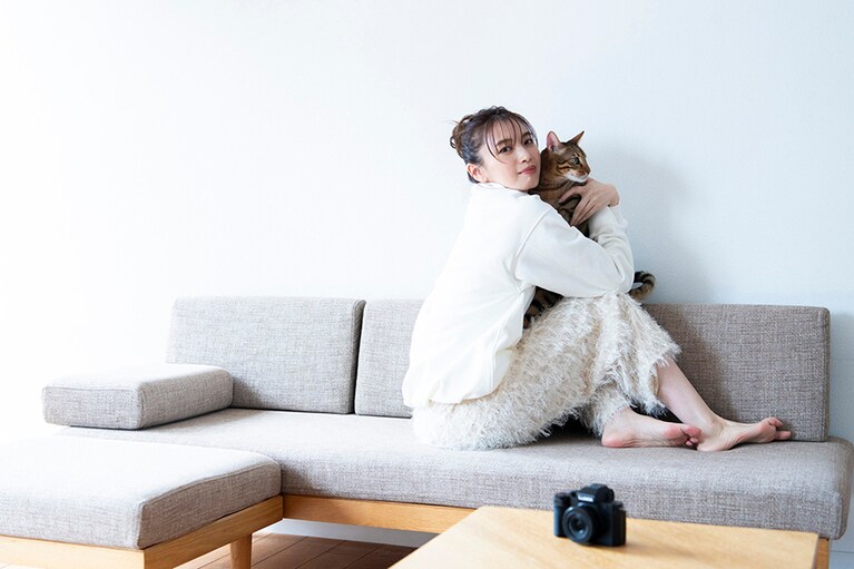 ご自宅には２匹の猫に加えフクロウ、実家には犬も！ 動物への愛は深い。