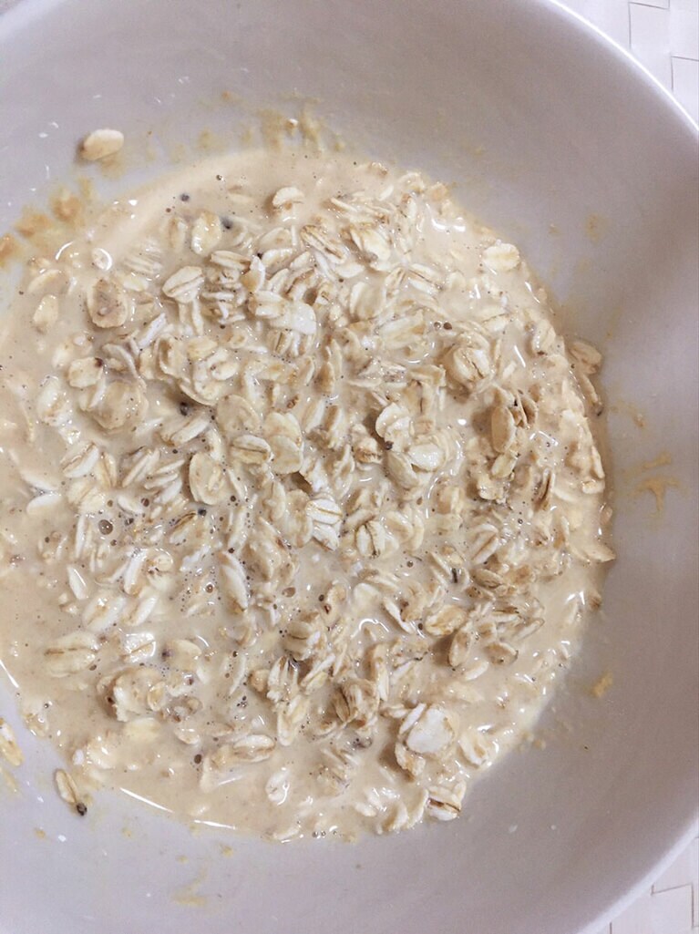 オートミールをふやかすと小麦粉で作った焼き菓子の感じに近づきます。