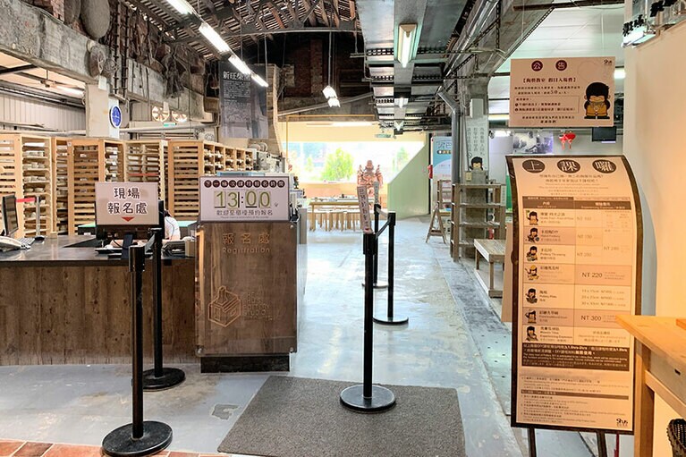 陶芸教室、受付カウンターは店の一番奥カウンターにあります。