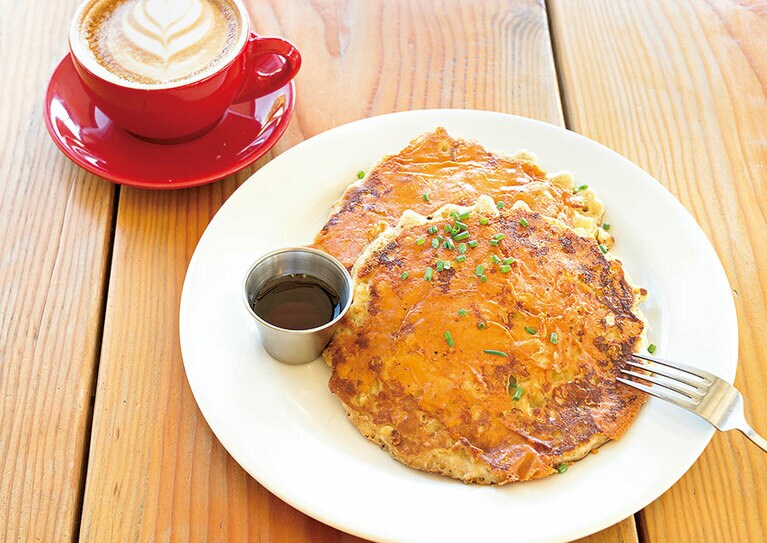 【Morning Glass Coffee(モーニング・グラス・コーヒー)】マカロニチーズパンケーキ 10ドル。