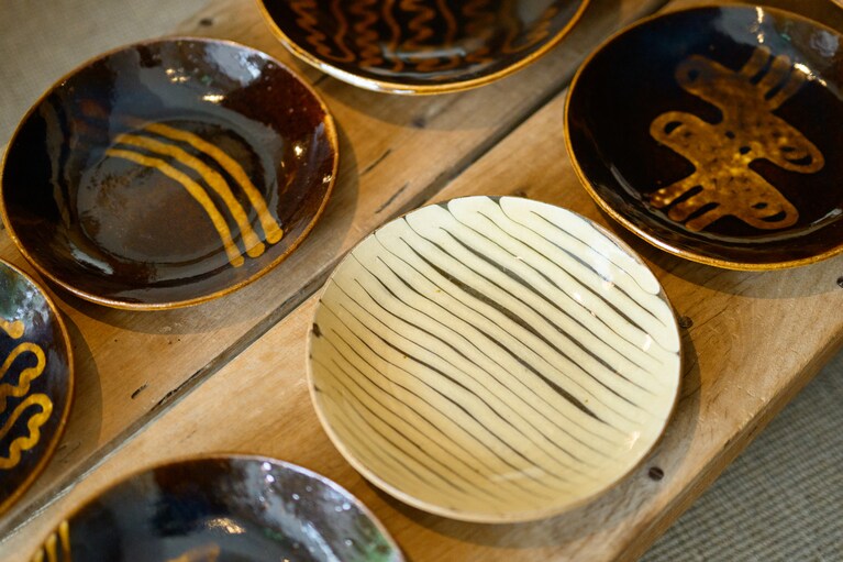 取材時に並んでいた、齊藤十郎さんのスリップウエア。