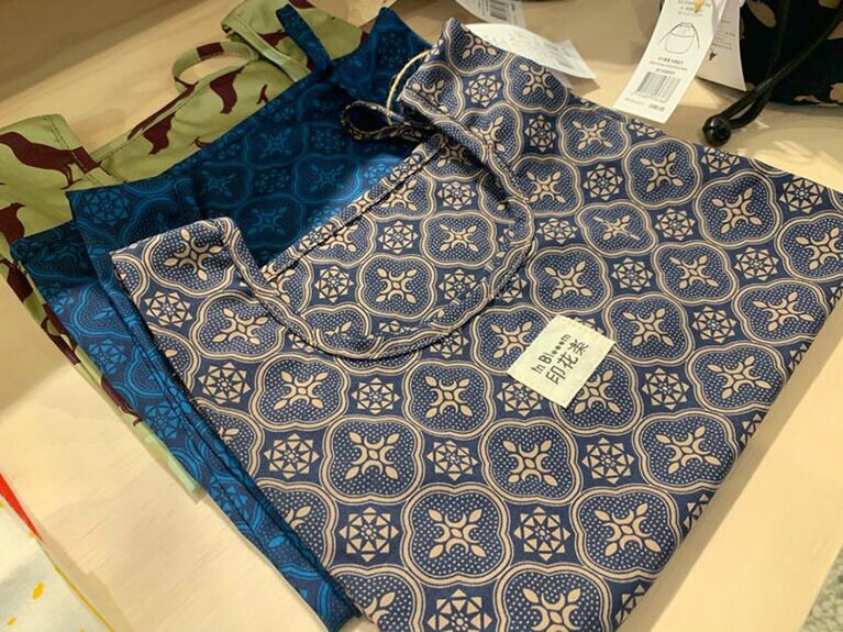 レジ袋型エコバッグ 350元。小さくてかさばらないのもグッド。