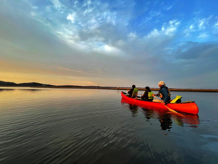 沈みゆく夕陽を眺めながらのティータイム。パドルをテーブルにして、カップに注がれたのはほのかに甘いハーブティー。