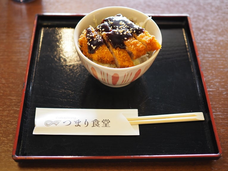 「 研ぎ澄ます、雪の妻有」 ⼭本 茜  「いただきます」 お昼ごはんには、妻有ポークをいただく。