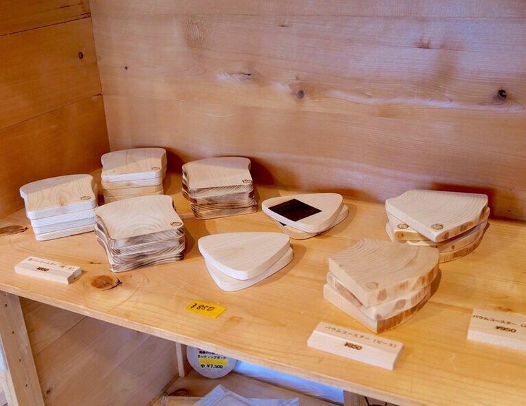 コースターは850〜950円。まな板は厚さによって3,100〜9,200円程度。