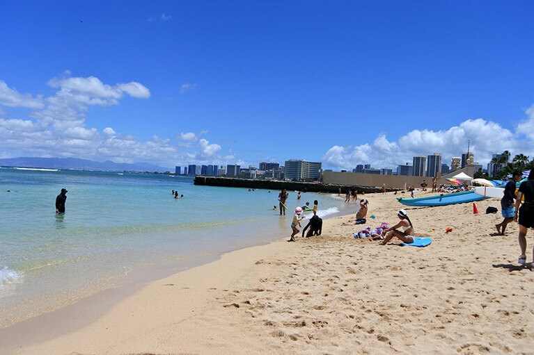 堤防の向こう、遠くにワイキキのホテル群を望みます。