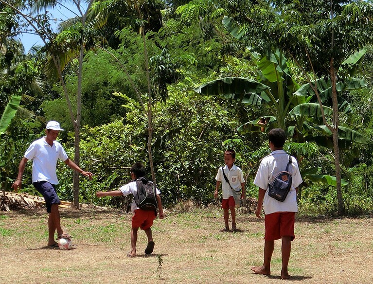 「ニヒ・スンバ」のスタッフと子どもたちは大の仲良し。