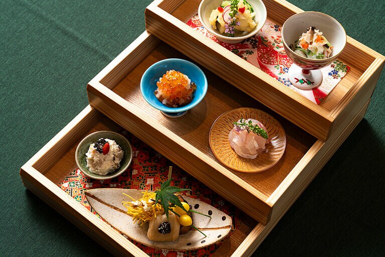 【和前菜】。小学校の6年という時間から発想を得た「時」を感じるディナーをテーマに、作られた「九食」。ホテルの印象的な大階段に見立て、秋の青龍を表現している。