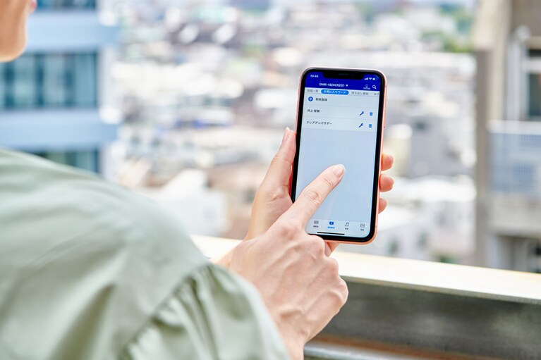 「予約してくるのを忘れた！」「SNSで気になる番組を見つけちゃった」というときも、スマホからサクッと録画予約。「お気に入りワード登録」を使えば、気になる番組を効率的に探して録画することも可能。
