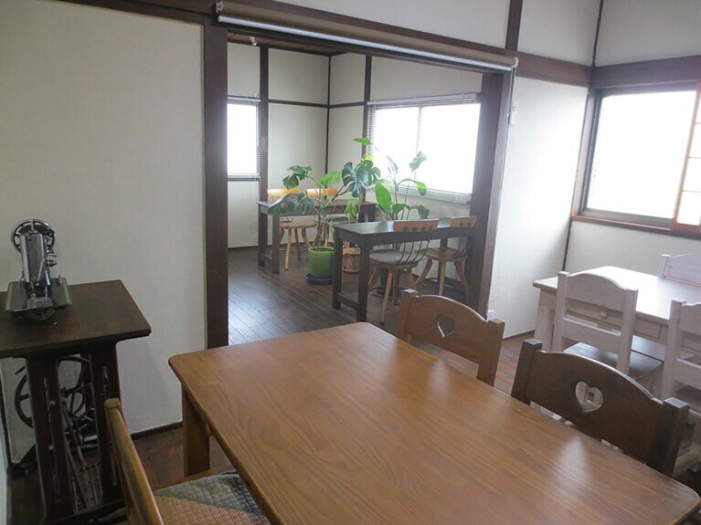 2階のイートインスペース。階段にステンドグラスがはめ込まれていたりして、どこか懐かしい雰囲気。