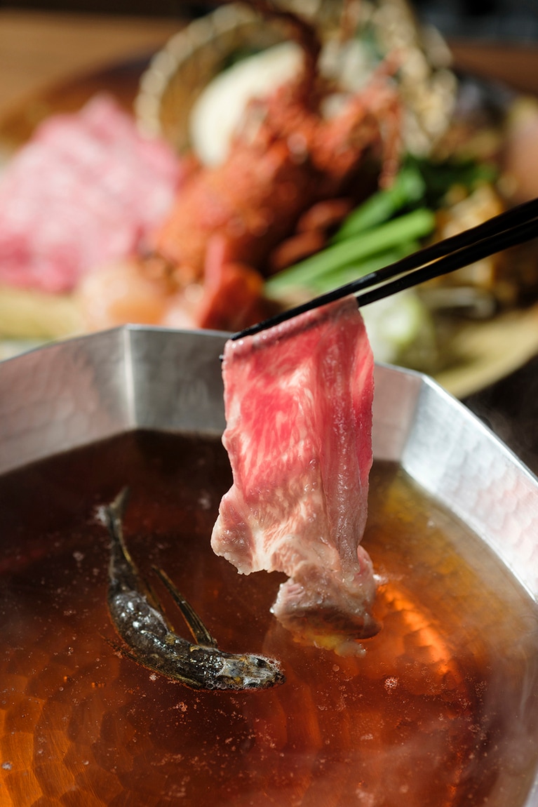 あご出汁の旨みと和牛ロースの旨みが一体となり、幸福感が口中にあふれる。