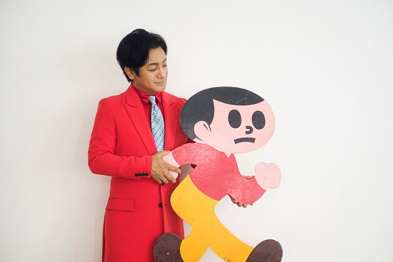 作中でキーとなる滋賀発祥の「とびだしとび太」と一緒に／撮影　文藝春秋