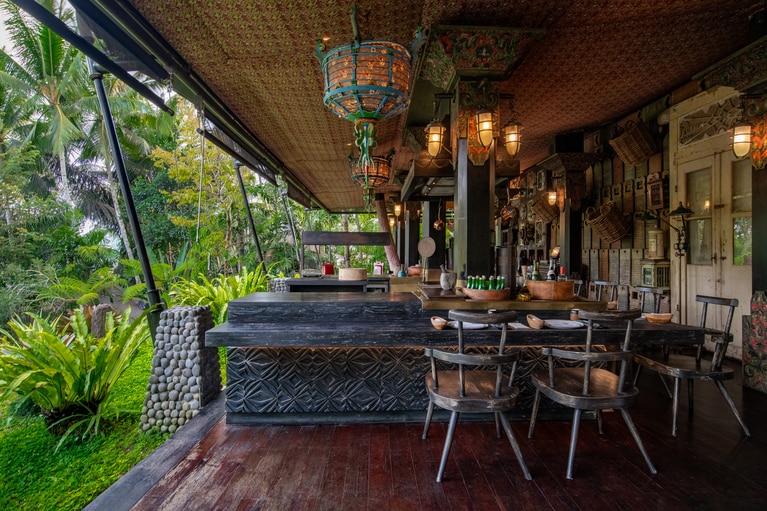 「アピ・ジワ」はゲストの席からシェフの手もとも見えるようオープンキッチンを配置。