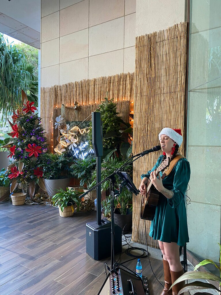 クリスマスソングのライブパフォーマンスもいい雰囲気。