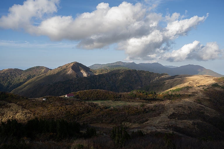 眼下には、赤い屋根の避難小屋とドンデン池。