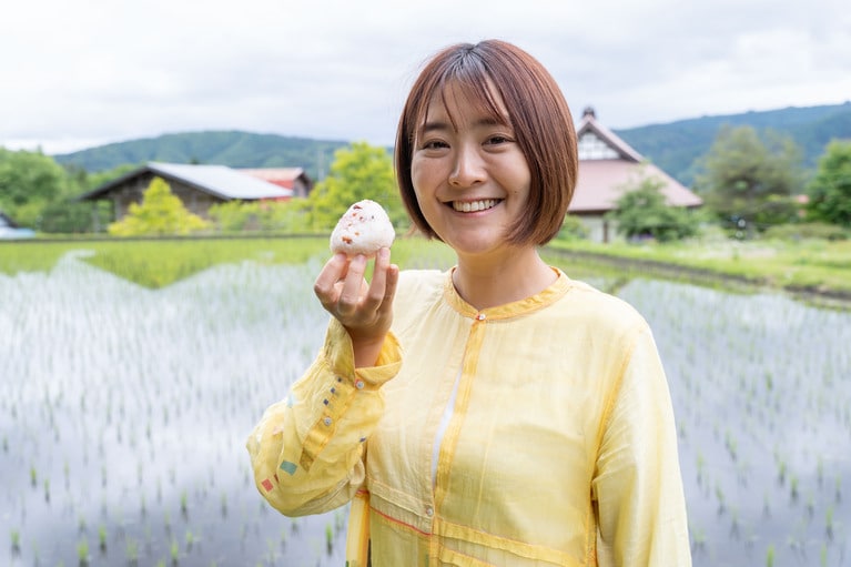 日本全国を巡り、食べる楽しさを伝えるため、地域の食材を使い、おいしいおむすびを握り続ける菅本香菜さん。