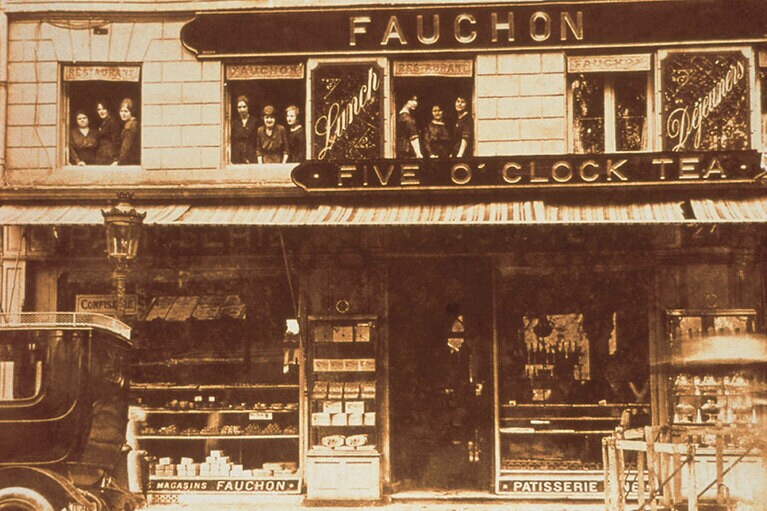 「FIVE O’CLOCK TEA」の看板が掲げられた店先。