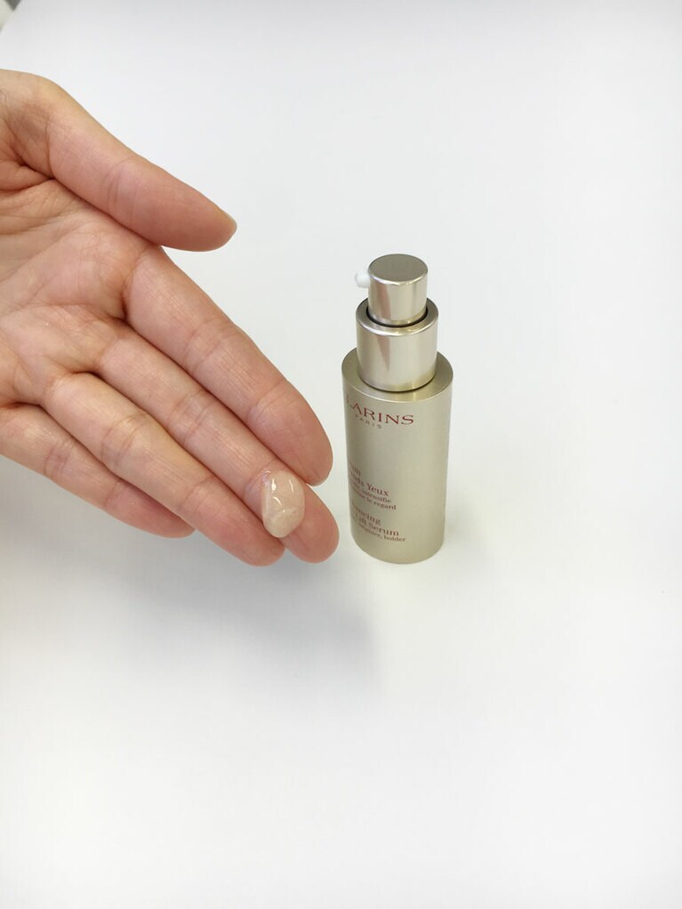 指先に、1～2プッシュ分の規定量を置きます。