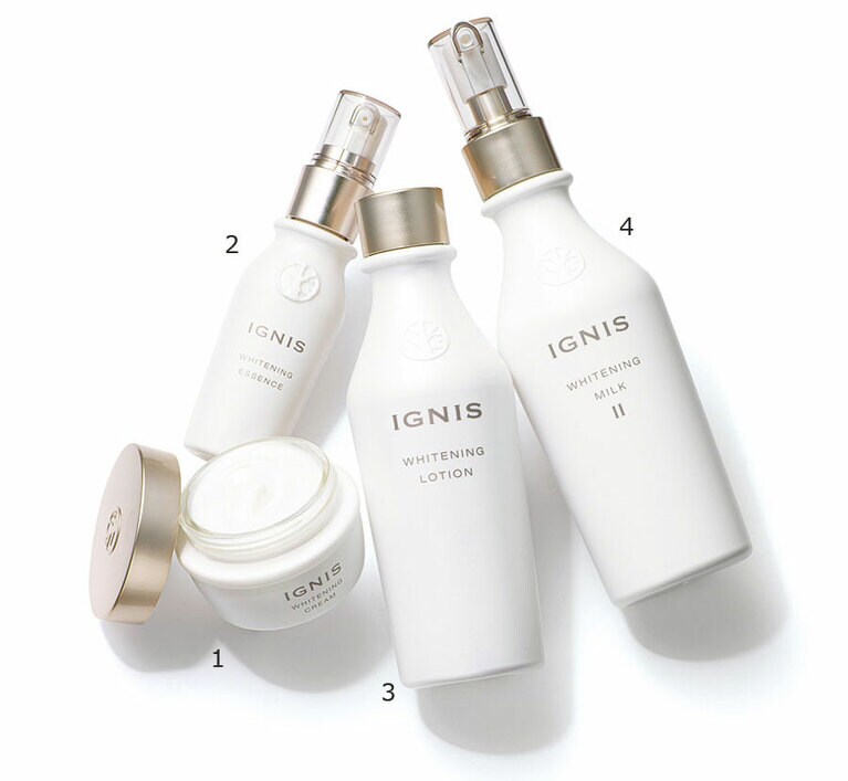 1：［ホワイトニング クリーム］ リッチなうるおいで肌を包み込み、ふっくらと満たすクリーム。白さと明るさを際立たせる。［医薬部外品］50g 6,000円／イグニス 2：［ホワイトニング エッセンス］ ホワイトストロベリーなどの果実パワーで、透明感が加速。肌がたちまち澄みわたる美容液。［医薬部外品］40mL 5,000円／イグニス 3：［ホワイトニングローション］ 乳液でうるおいを補給した肌に、たっぷりのみずみずしさを与えてキメを整える化粧水。［医薬部外品］200mL 5,000円／イグニス 4：［ホワイトニング ミルク Ⅱ］ なめらかに肌にとろける美白乳液。ウイキョウとハスカップの力で、透明感あふれる肌に。［医薬部外品］200g 5,000円／イグニス