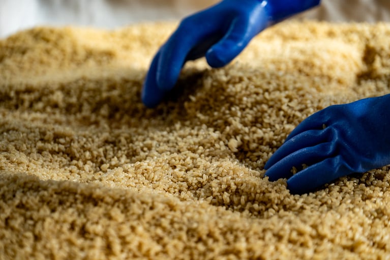 「かすみくろ酢」の仕込みの様子。