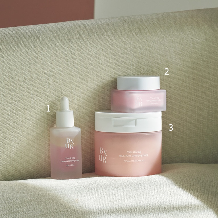 1：ビタミンチャージと潤いキープを1ステップで叶える2層タイプの美容液。同 セラム 30g 3,580円。 
2：みずみずしいクリーム。バイユア ビタギビング クリーム 50mL 3,380円。 
3：約1本分の化粧水が無漂白のパッドにたっぷり。同 トナーパッド 70枚(170mL) 2,800円／すべてHamee