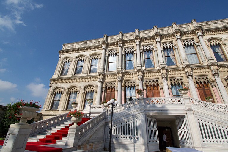 チュラーン宮殿の正面。赤い絨毯の敷かれた階段を上ってテラスに立つと、なんだかロイヤルにでもなったような気分になっちゃう。